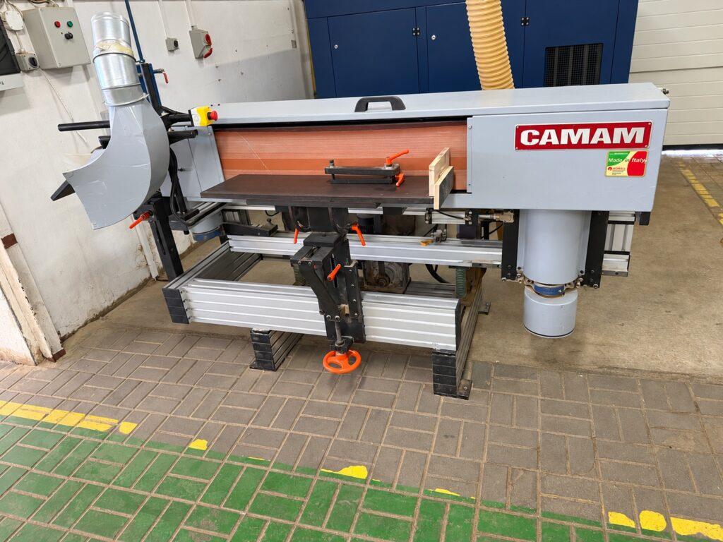 CAMAM LOV/V01 – oszillierende Bandschleifmaschine mit Vorschub, 2008